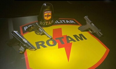 Armas apreendidas com o trio (Foto: divulgação/PM)