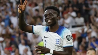 Saka celebra hat-trick na goleada da Inglaterra sobre a Macedônia do Norte (Foto: Reuters)