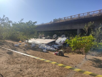 Caminhão caiu sobre rochas e agrotóxicos vazaram para o solo, às margens do Rio dos Bois, em Cezarina (Foto: Bombeiros)