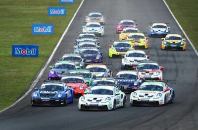 Carros enfileirados disputando a Porsche Cup