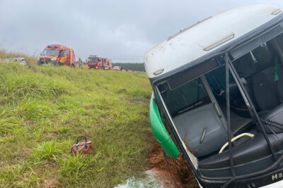 Ônibus com 16 passageiros sofre acidente em Inhumas e 4 ficam feridos