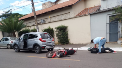 Motociclista apanha e tem celular roubado no trânsito de Goiânia