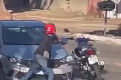 Motociclista quebra vidros de carro após ser atingido, em Goiânia