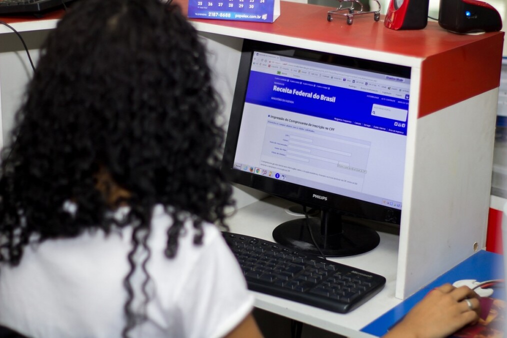 Mulher atendendo, Recepcionista, Recepção