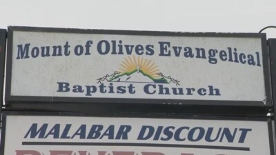 EUA: Bebê morre preso em carro enquanto mãe fica 3 horas em igreja A mãe da criança foi detida logo depois pela polícia