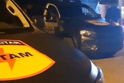 Suspeito de matar desafeto em distribuidora de bebidas é morto em confronto com a PM Homem aparece em vídeo comprando uma faca