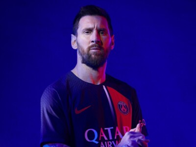 Lionel Messi com a camiseta nova do PSG