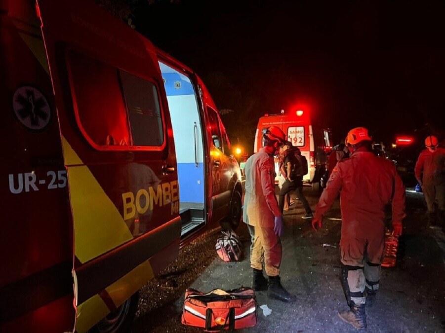 Bombeiros atendem vítimas