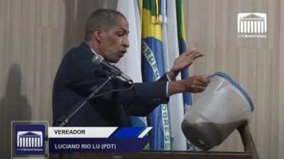 Vereador joga esgoto no chão da Câmara em protesto contra problema de saneamento, no RJ; vídeo Luciano Rio Lu pediu desculpas