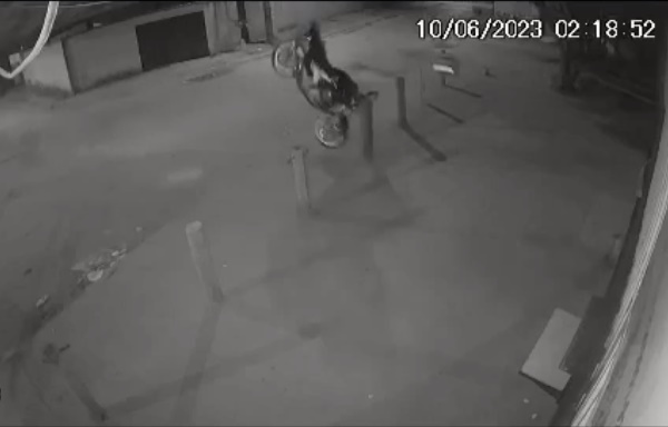 Motociclista bate em proteção de calçada de Aparecida, voa contra a parede e sai andando