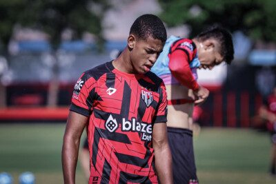 Lateral Renan Silva treinando no CT do Dragão