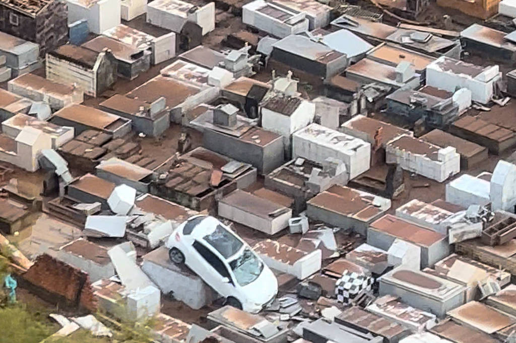 Com a enxurrada, veículo foi jogado sobre as lápides de cemitério em Caraá, cidade próxima ao litoral norte do Rio Grande do Sul. - Maurício Tonetto/Secom