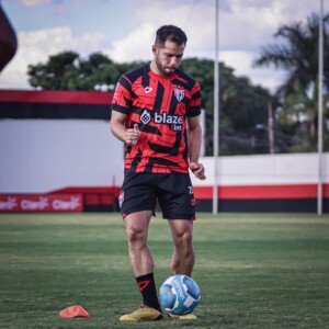 Lateral Rodrigo Soares treinando no CT do Dragão