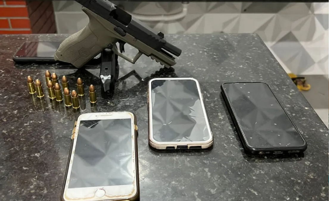 Celular e armas apreendidos pela Polícia Civil