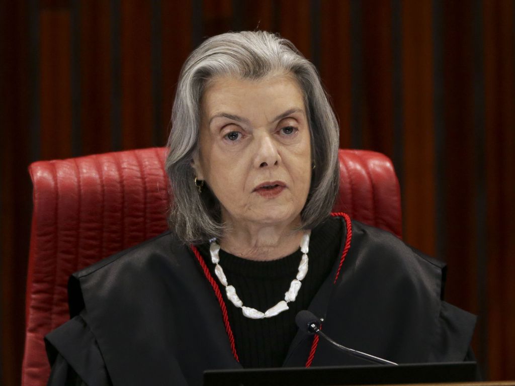 Brasília (DF), 30/06/2023 - A ministra Cármen Lúcia durante sessão que retoma o julgamento da ação (Aije nº 0600814-85) que pede a inelegibilidade de Jair Bolsonaro e de Walter Braga Netto, candidatos à Presidência da República nas Eleições 2022. Foto: Marcelo Camargo/Agência Brasil