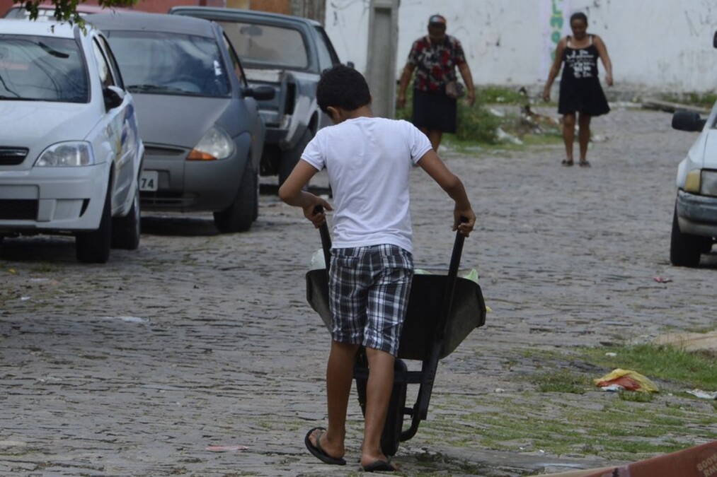 Trabalho infantil aumenta em 2022 e afeta 1,9 milhão no Brasil 4,9% das crianças e dos adolescentes de 5 a 17 anos enfrentavam situação