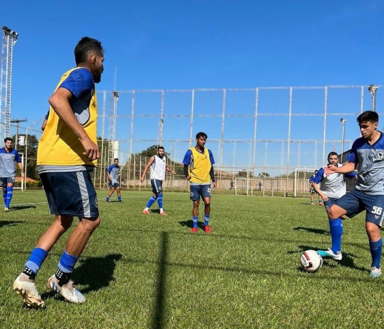 Leandro Bulhões, de costa, no treino do Centro Oeste