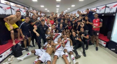 Jogadores do Atlético Goianiense sub-20 comemorando