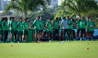 Jogadores do Goiás recebem instrução no treino da equipe