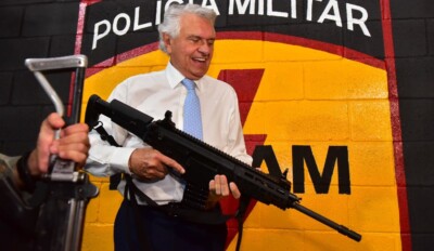 Caiado posa com fuzil da PM na inauguração do novo Tiródromo de Rotam, nesta terça (6) A instituição celebra aniversário de 42 anos