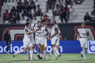 Jogadores do Ceará comemoram gol contra o Atlético Goianiense