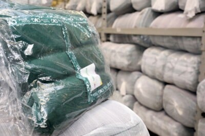 Governo de Goiás conclui entrega de cobertores para os 246 municípios goianos