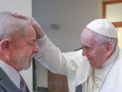 Lula encontra papa Francisco no Vaticano com Guerra da Ucrânia na pauta Janja ofereceu imagem da Nossa Senhora de Nazaré ao pontífice