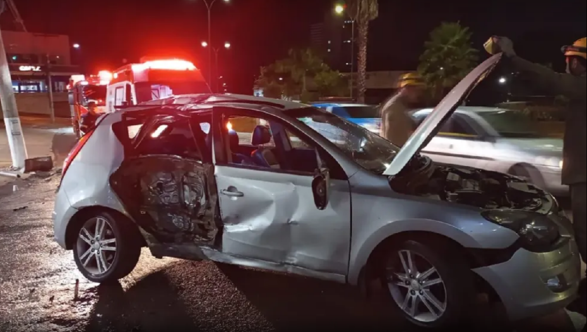 Carro ficou destruído em acidente
