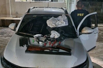 PRF recupera veículo furtado e apreende arma em Flores de Goiás