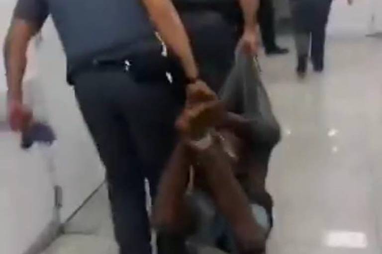 Homem negro é amarrado pelos pés e mãos e carregado por policiais em São Paulo PM afirmou que caso será investigado e afastou envolvidos