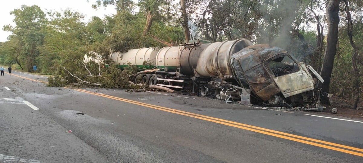 Em Estrela do Norte, caminhoneiro que transportava etanol morreu carbonizado após perder o controle do veículo (Foto: PRF)