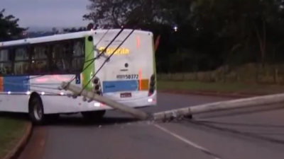 Carro atinge poste e o derruba em cima de ônibus em Goiânia