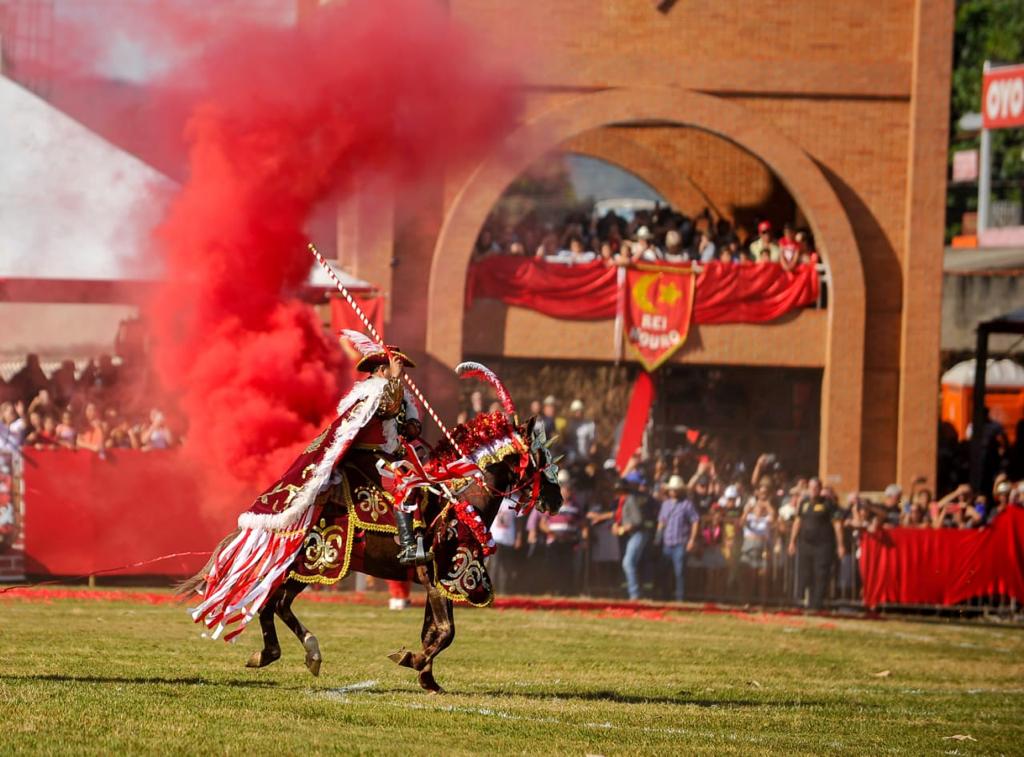 Participantes das Cavalhadas se vestem como cavaleiros medievais durante festejos, em Pirenópolis (Foto: Divulgação)