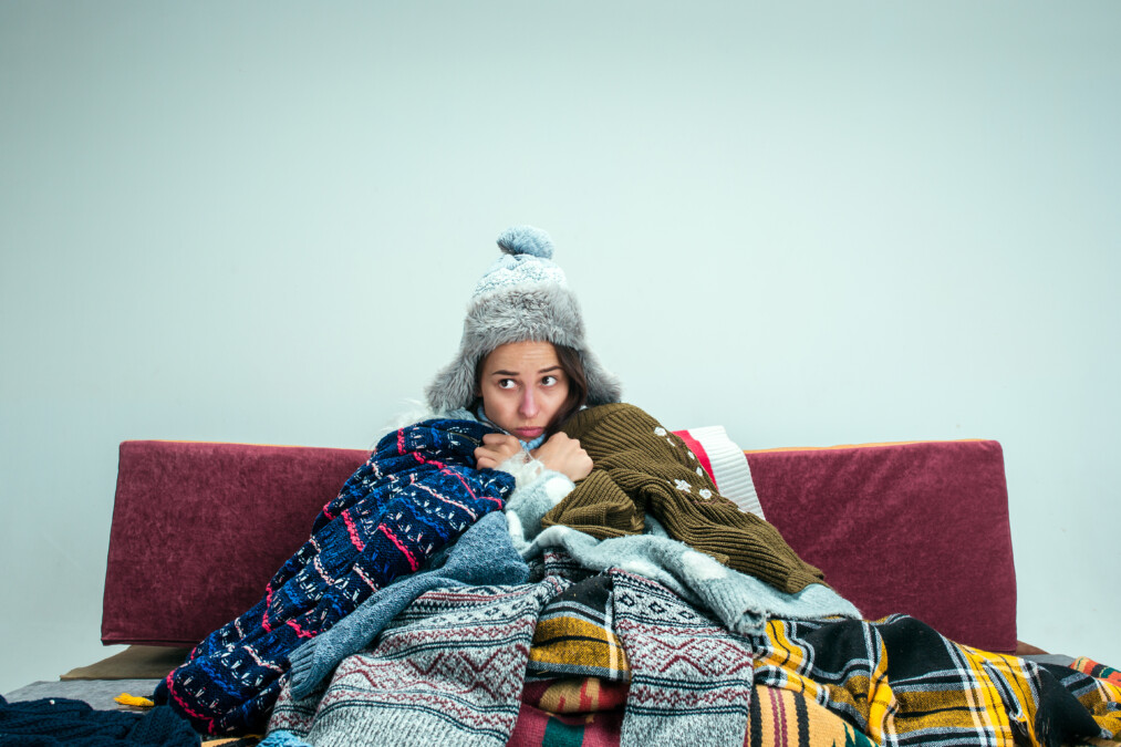 Mulher se protege do frio com vários cobertores (Foto: reprodução/Freepik)