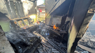 Bombeiros combatem incêndio em residência no bairro Vila Esperança, em Luziânia