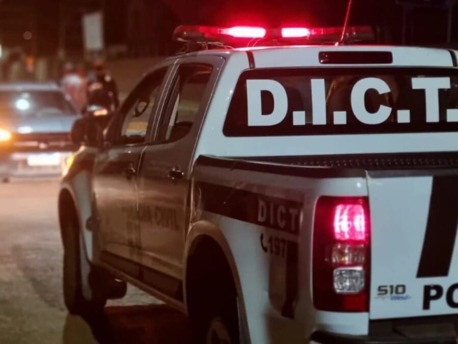Cantor alcoolizado é flagrado dirigindo em zigue-zague em Anápolis Homem não conseguia se manter de pé e cantou até em outras línguas