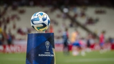 Bola e totem da Copa Sul-Americana de 2023