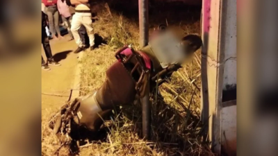 Pai, mãe e criança morrem após motocicleta bater contra poste em Caldas Novas