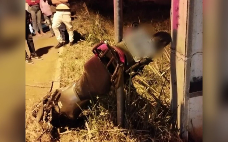 Pai, mãe e criança morrem após motocicleta bater contra poste em Caldas Novas
