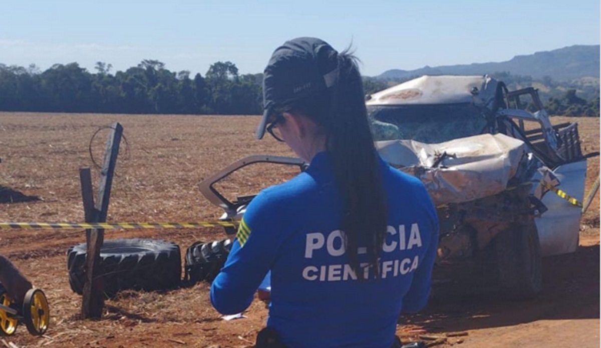 Motorista morre após bater caminhonete em caminhão reboque, em Itapuranga