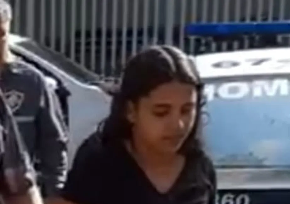 Isabella ao chegar na delegacia de Homicídios da Capital (Foto: Reprodução)