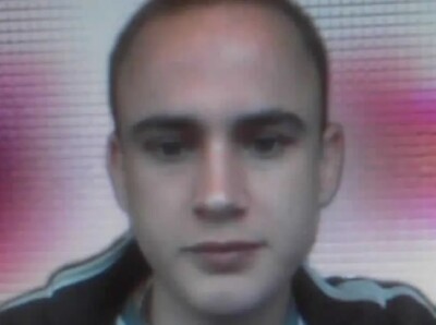 Homem é preso após se passar pela mãe morta e roubar R$ 350 mil do pai, na Inglaterra Daniel Cuthbert roubou as economias da conta bancária