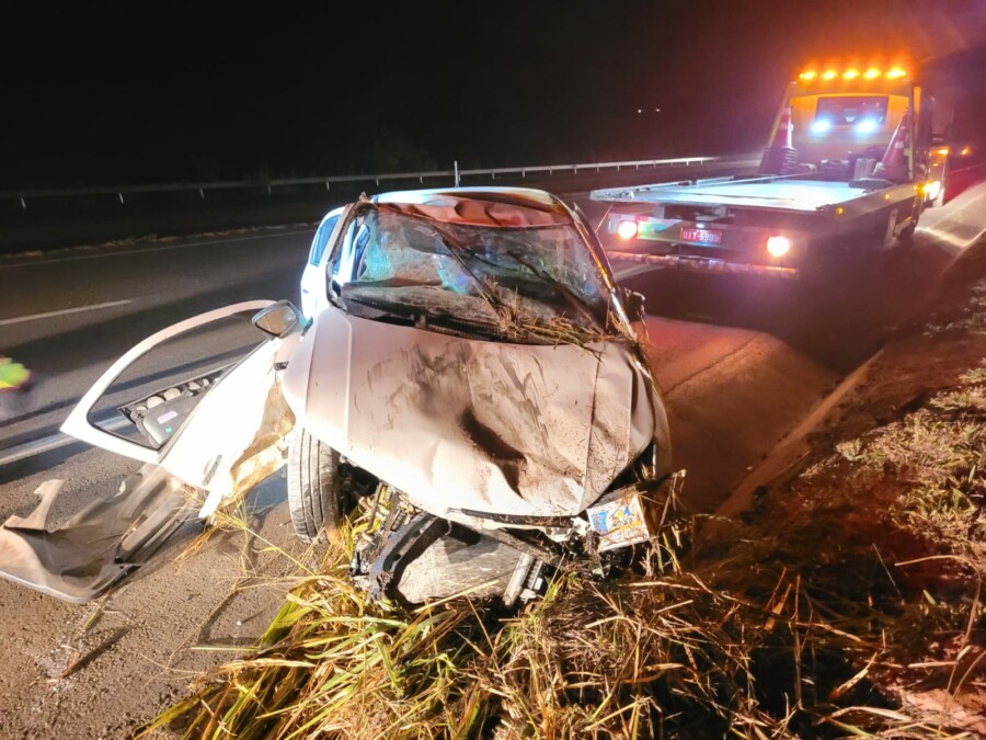 Motorista dorme e bate carro com mulher e filho, de 8 anos, contra bueiro na BR-050, em Catalão Não há informações sobre sobreviventes
