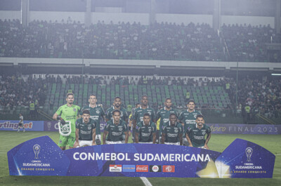 Jogadores do Goiás perfilados Sul-Americana