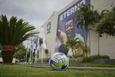 Bola oficial da Série A com a foto do Pelé