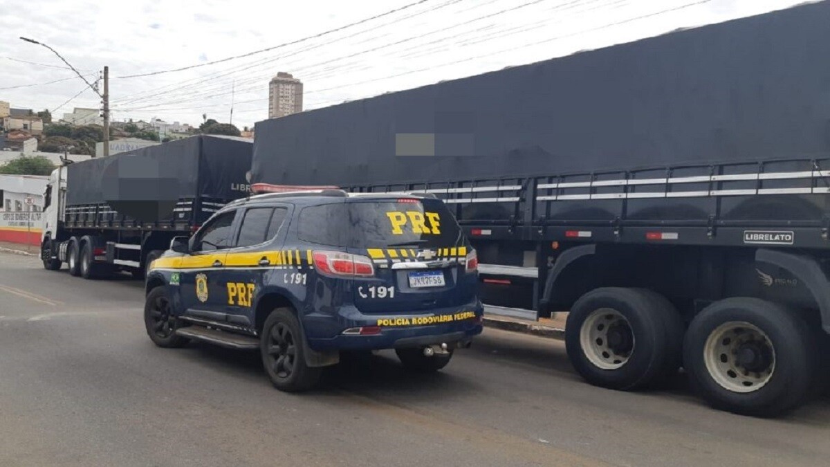 Viatura da PRF em abordagem em Catalão (Foto: PRF – Divulgação)
