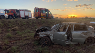 Colisão entre carro e moto mata duas pessoas e deixa três feridas na BR 080