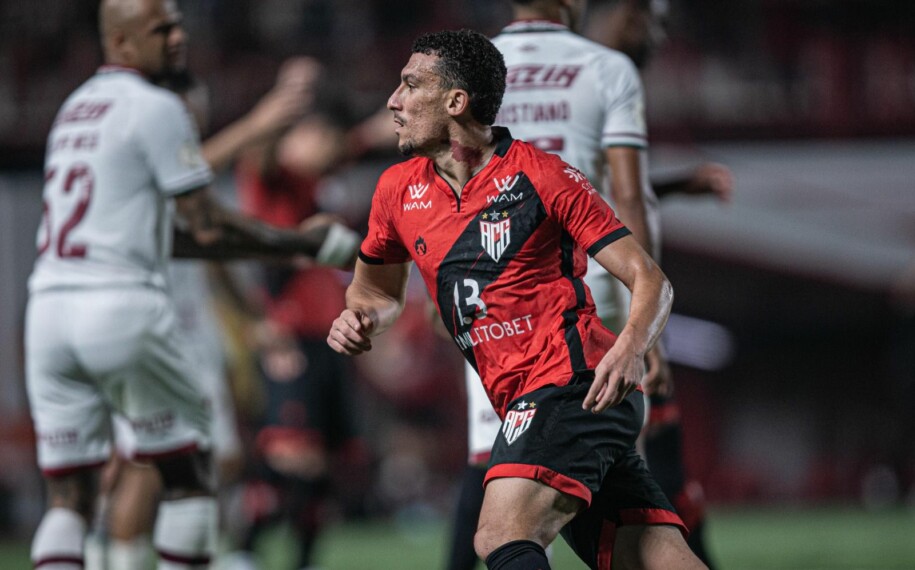 Gabriel Baralhas comemorando gol contra o Fluminense