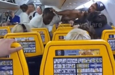 Homem se recusa a levantar em voo e passageiros brigam por assento; vídeo Voo foi atrasado em duas horas devido a confusão