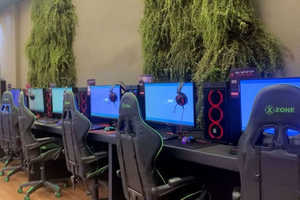 Cadeiras e computadores gamers
